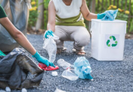 Mujeres ecuatorianas que recolectan residuos plásticos